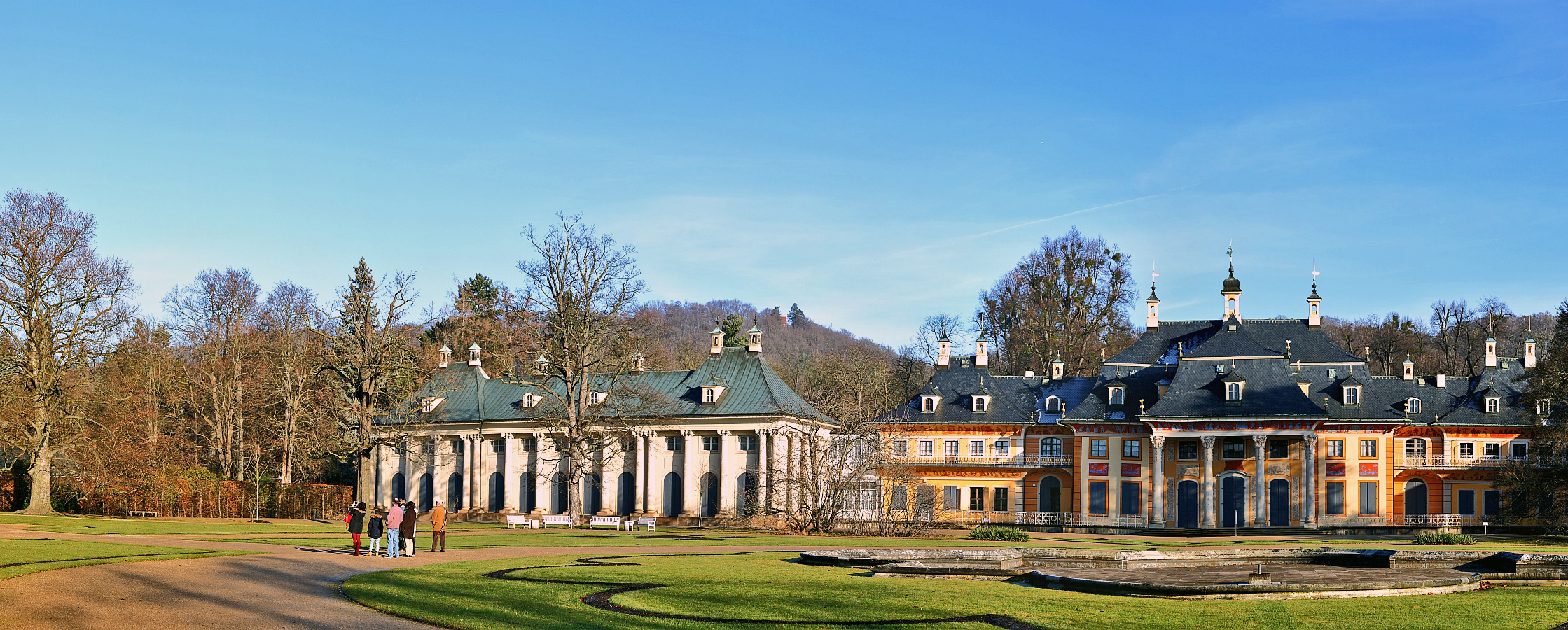 Pillnitz großer Schloßhof Nordseite links als Teil eines Panoramas