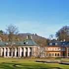 Pillnitz großer Schloßhof Nordseite links als Teil eines Panoramas