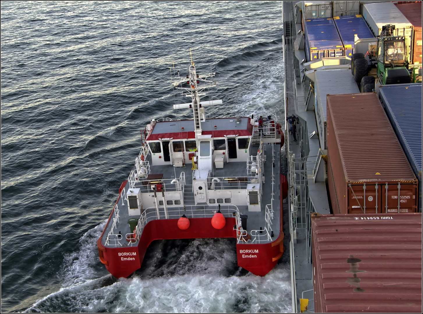 Pilotboot "BORKUM"....kommt zum Lotsenwechsel...