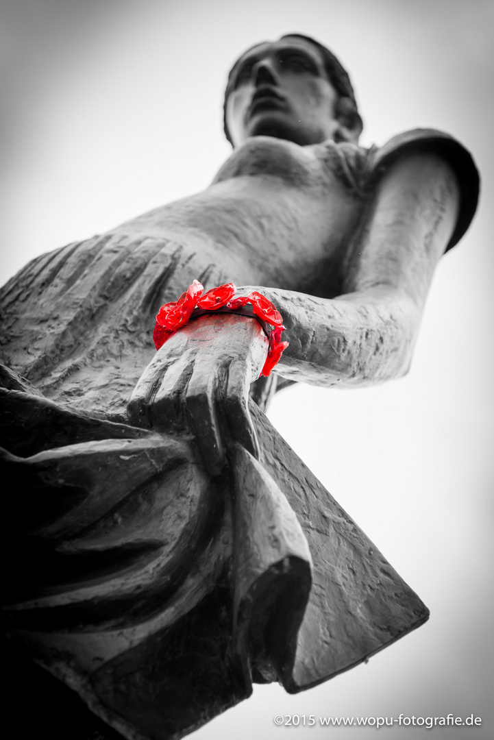Pilsen - Skulptur mit rotem Armband
