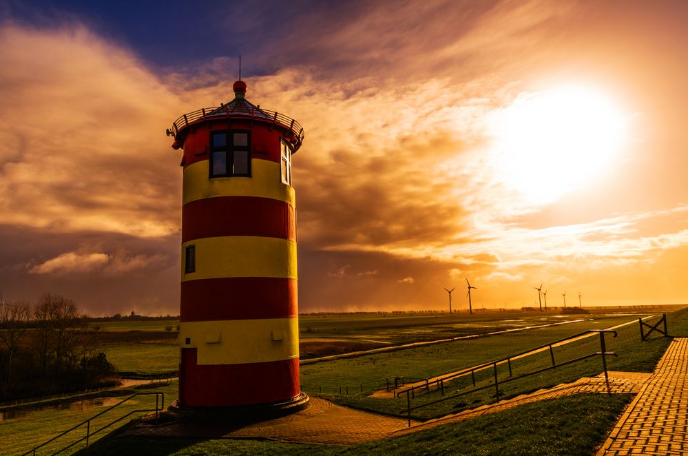 Pilsumer Leuchtturm Foto & Bild | landschaft, niedersachsen, deich ...