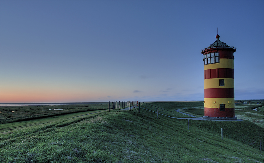 Pilsumer Leuchtturm in der Dämmerung