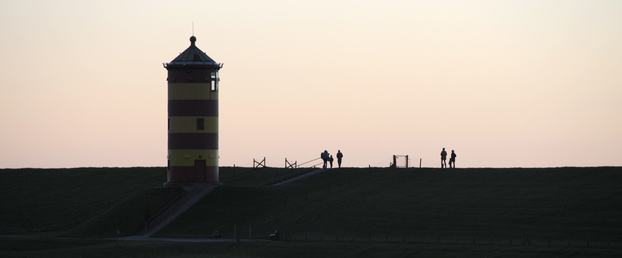 Pilsumer Leuchtturm - mit Besuchern am Abend