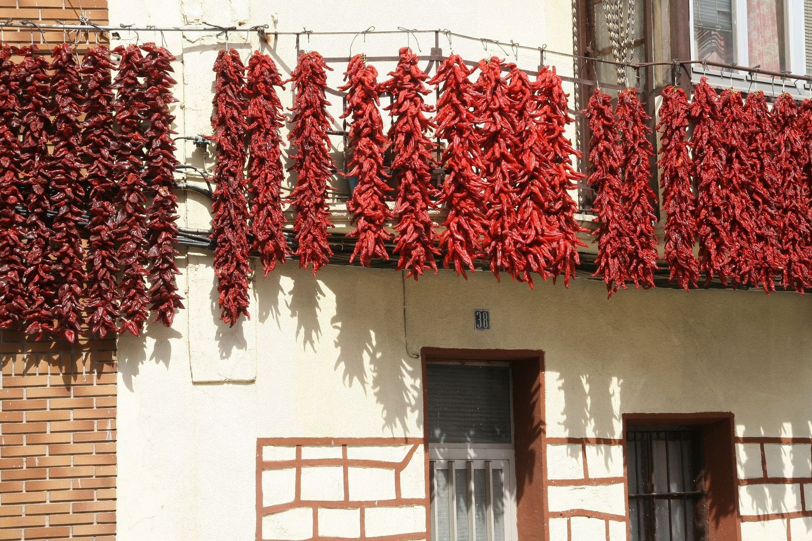 Pimientos secando en Lodosa (Navarra)