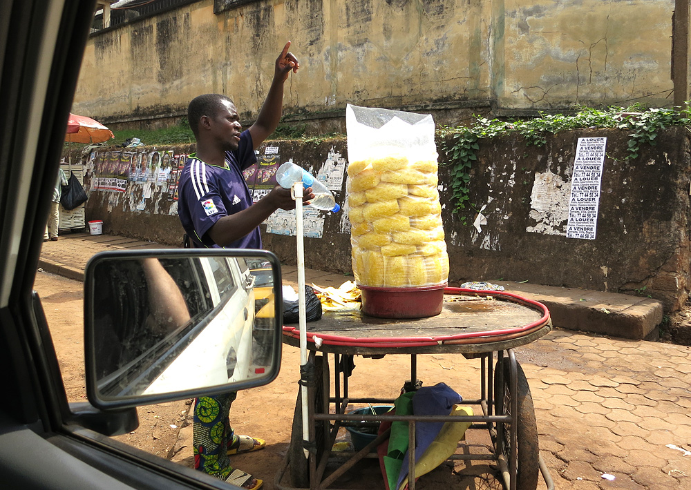 Pineapple Dealer ( Annanas ) am Straßenrand mitten in der Hauptstadt Yaoundé / Cameroun