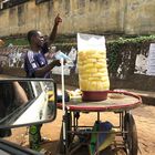 Pineapple Dealer ( Annanas ) am Straßenrand mitten in der Hauptstadt Yaoundé / Cameroun