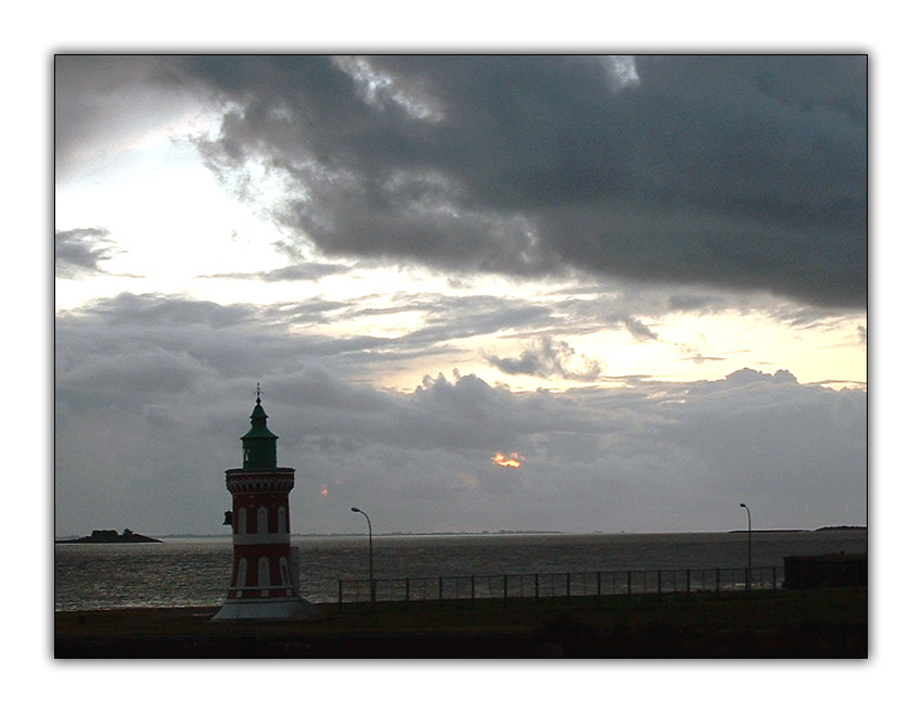 Pingelturm vor Wolkenkulisse