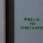 Pinguin iss Currywurst