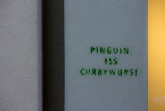 Pinguin iss Currywurst