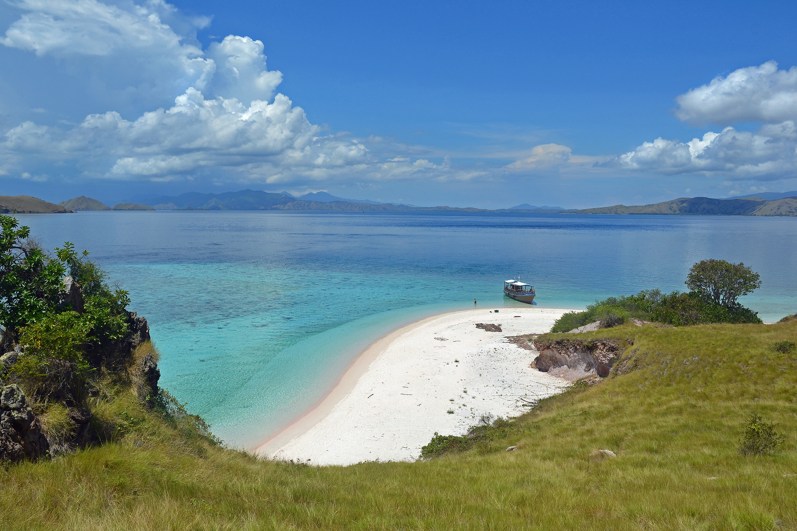 Pink beach - Komodo national park indonesia