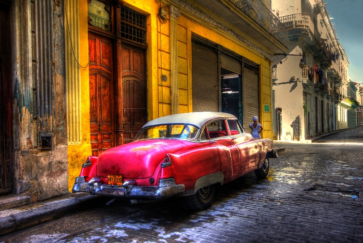 Pink Cadillac in Havanna Vieja (HDR)