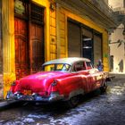 Pink Cadillac in Havanna Vieja (HDR)