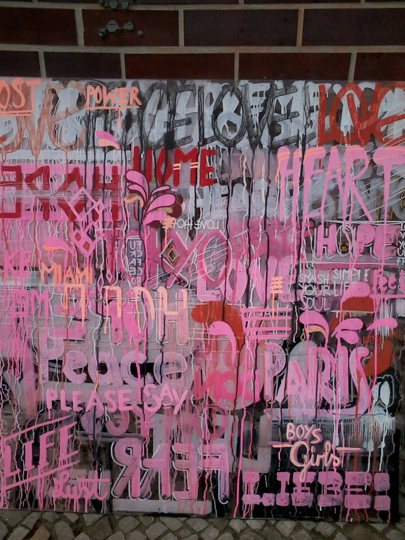 Pink-Grafffiti auf Glas