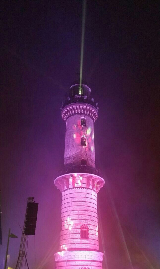 Pink und berühmt (Leuchtturm Rostock) 