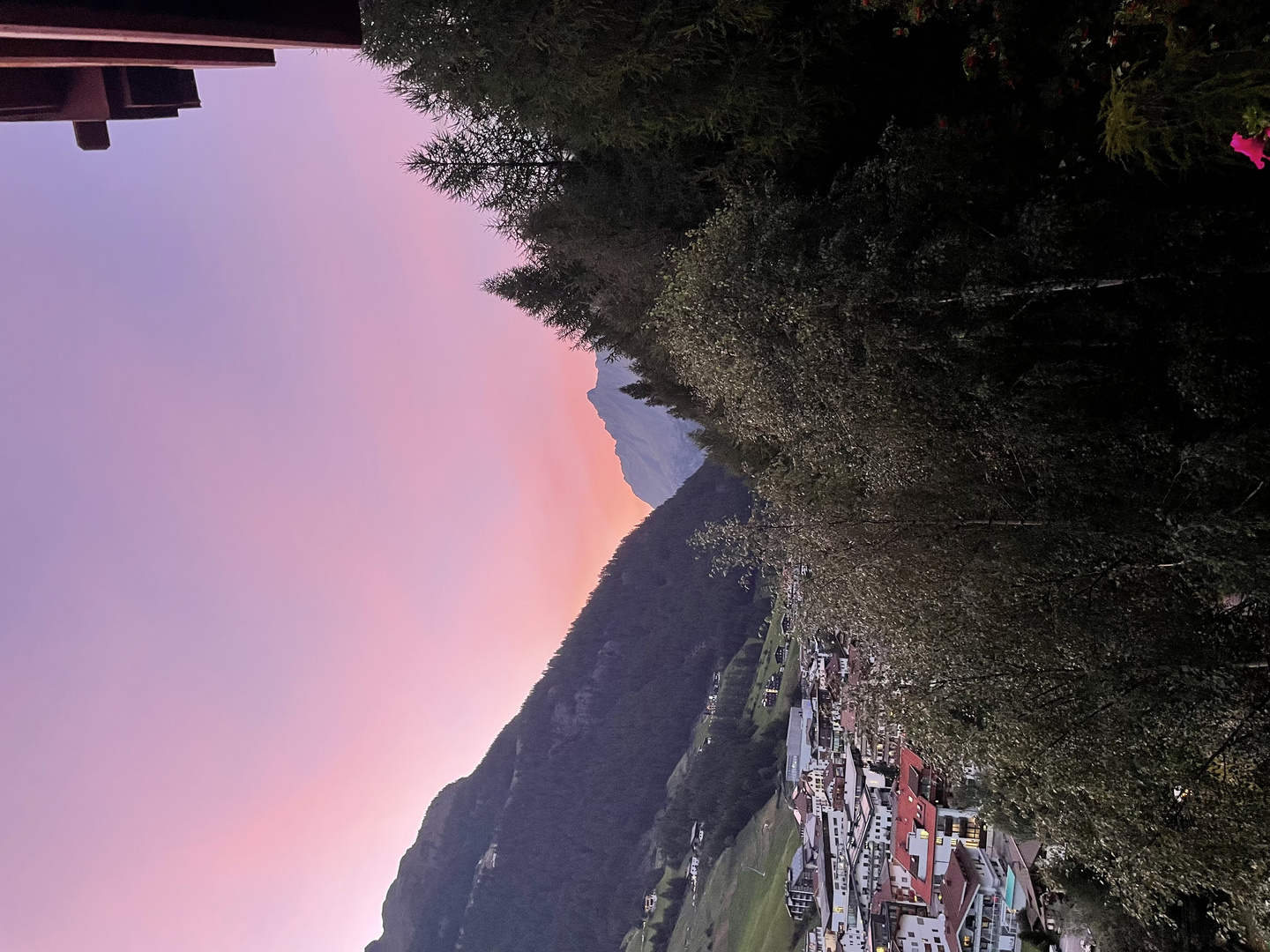 Pinker Sonnenuntergang in den Bergen