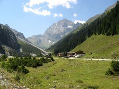 Pinnisalm mit Habicht (3277m)