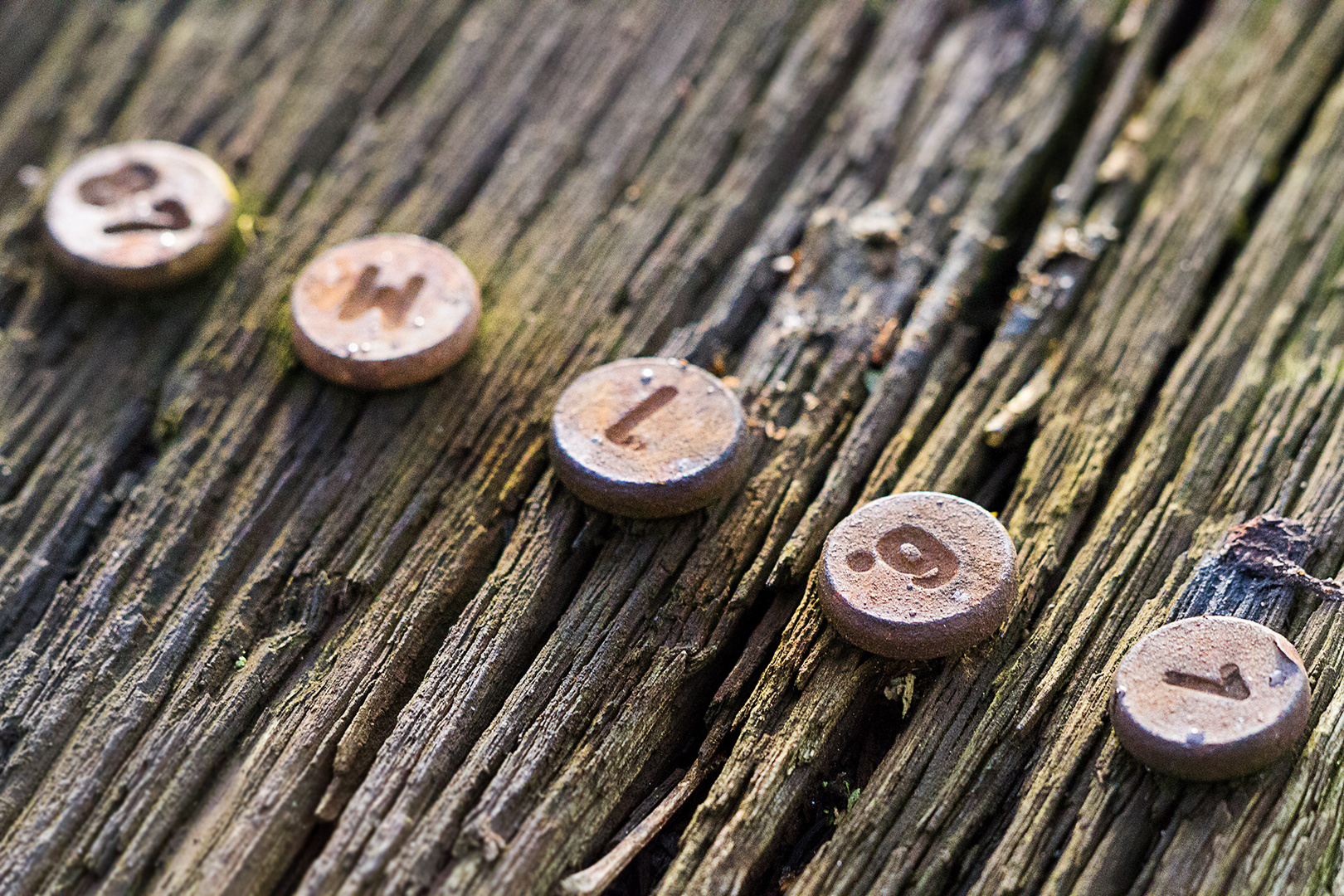 Pins auf Bahnschwelle