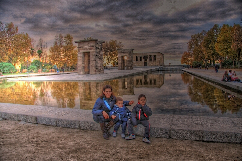 pintando en el templo de debod