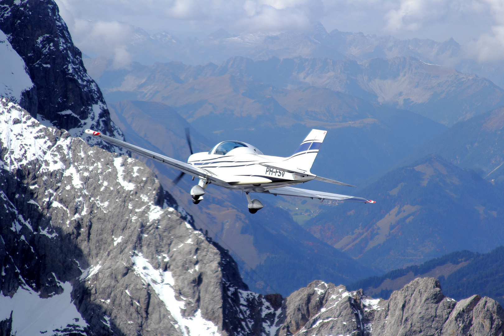 PIONEER 300 FG - PH  FSV  - Air to Air - an der Zugspitze