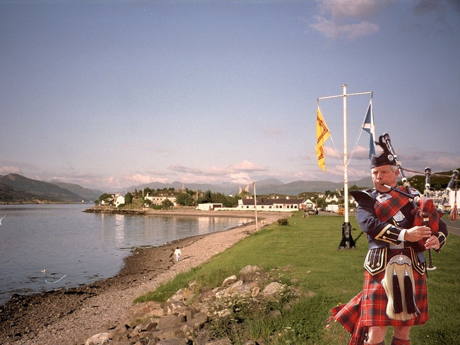Piper in Kyleakin-Isle of Skye