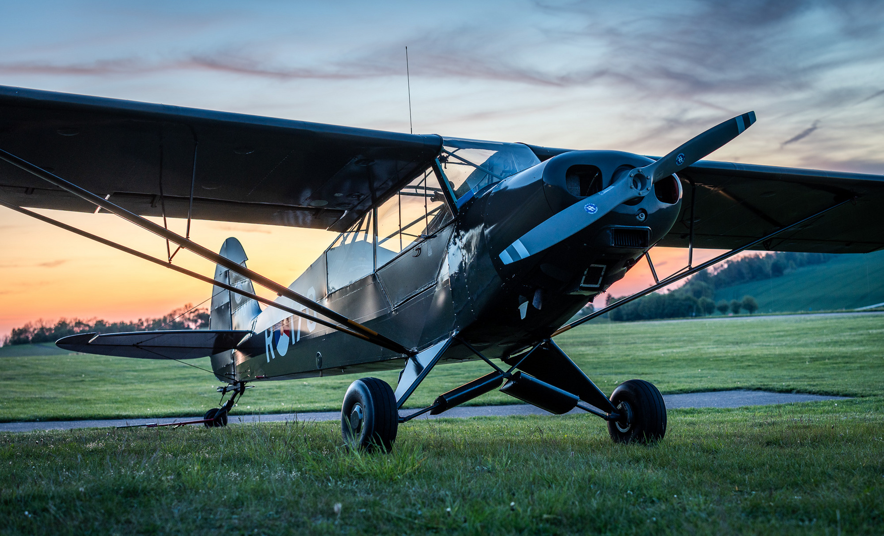 Piper PA-18 nach Sonnenuntergang