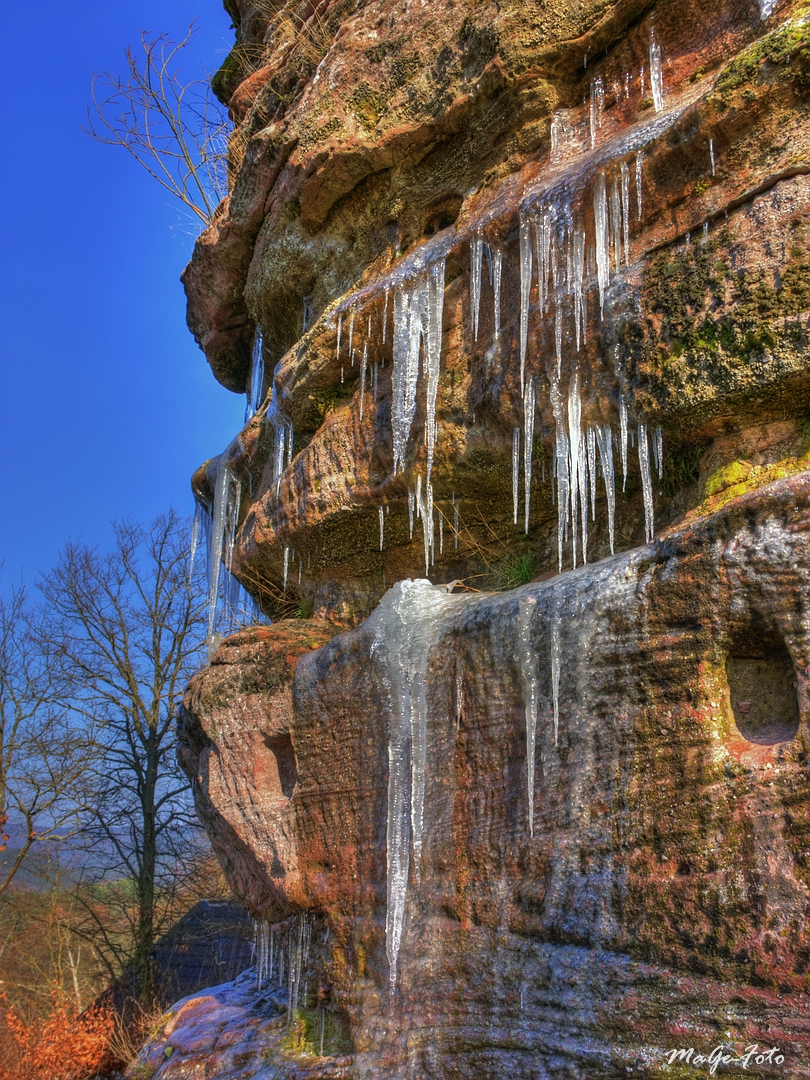 Piquets de glace sur du grès / Eiszapfen auf Sandstein