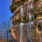 Piquets de glace sur du grès / Eiszapfen auf Sandstein