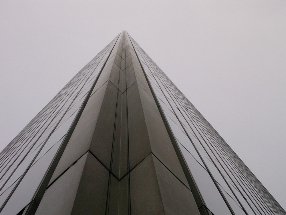 piramide de cristal azul