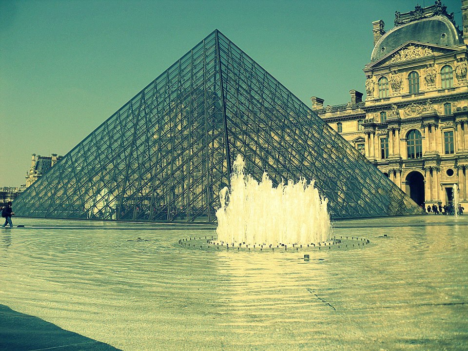 Piramide. Museo Louvre.