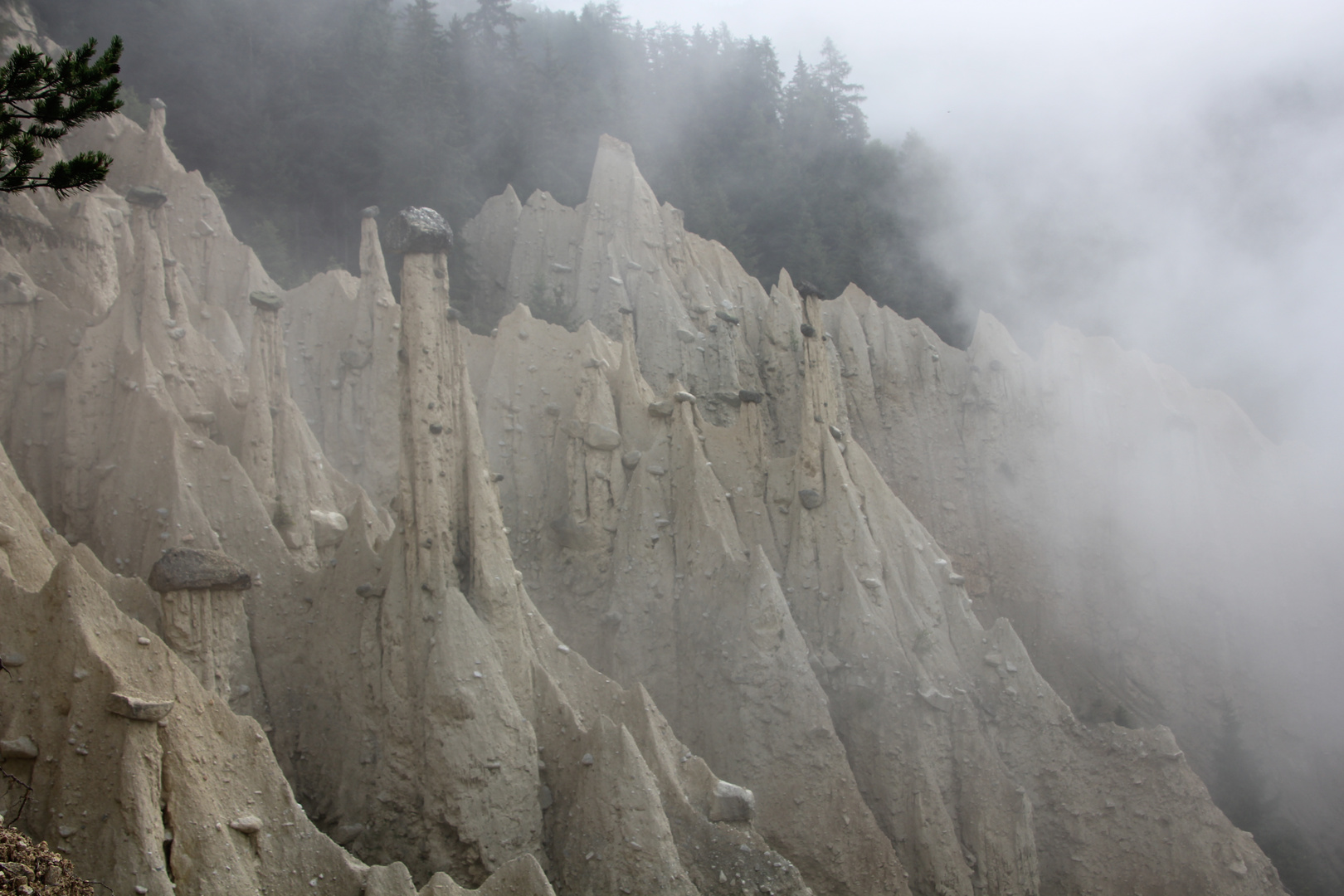 Piramidi di terra + Nebbia