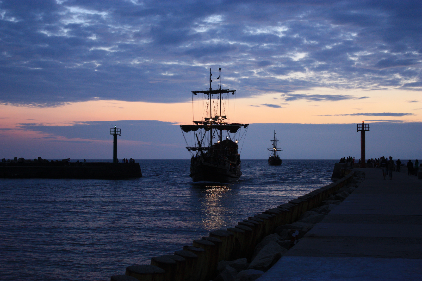 Piratenschiff an der Hafeneinfahrt von Darlowo