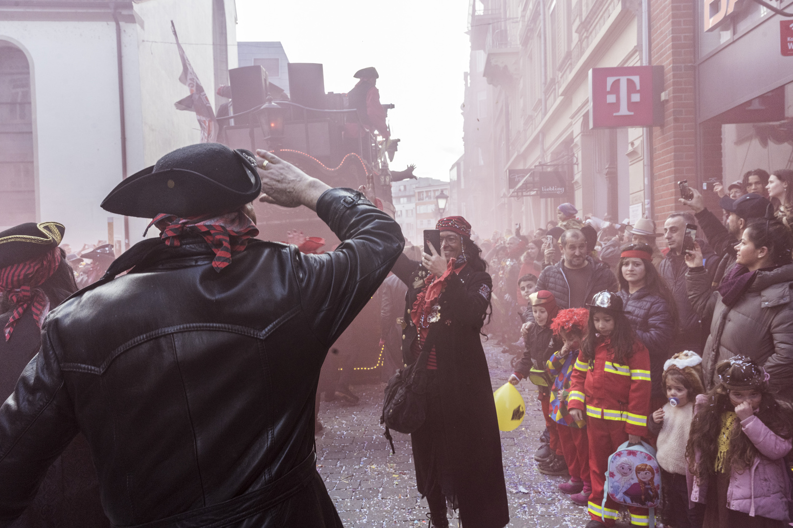 Piratenschiff im Gegenlicht Fasnet Sonntag Konstanz-3847