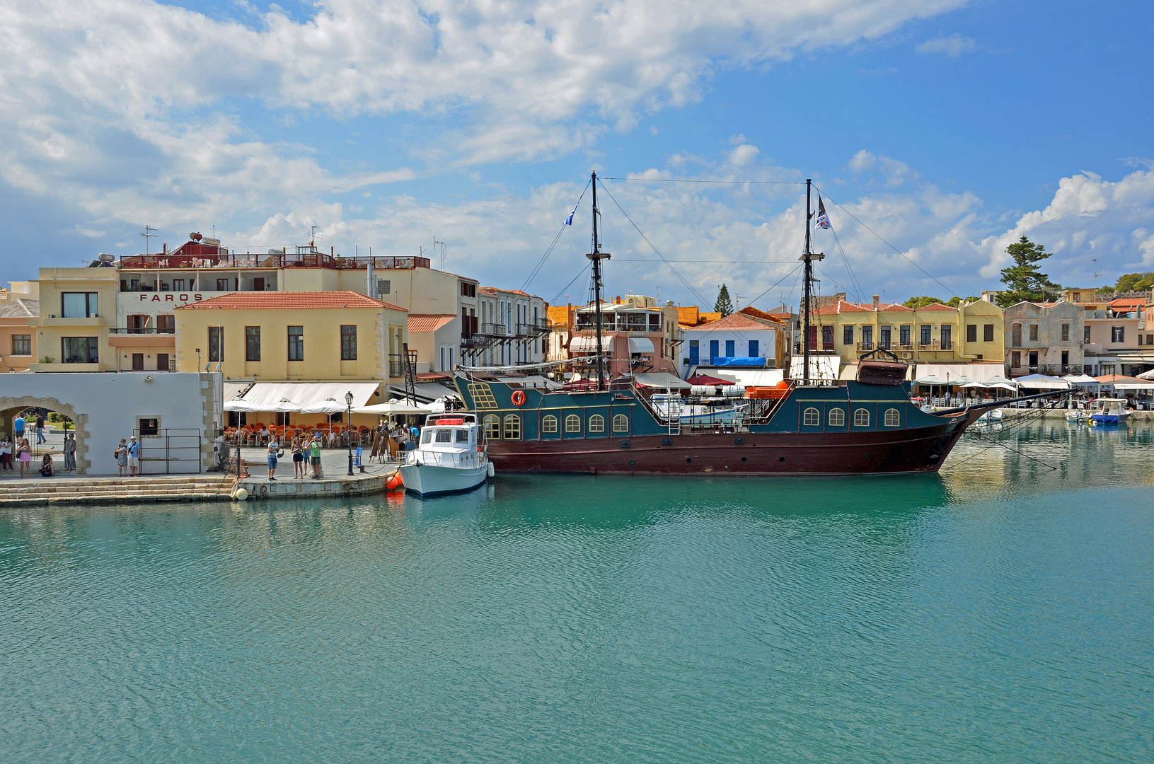 Piratenschiff im Hafen von Rethymno