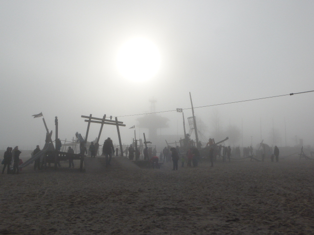 Piratenspielplatz im Nebel