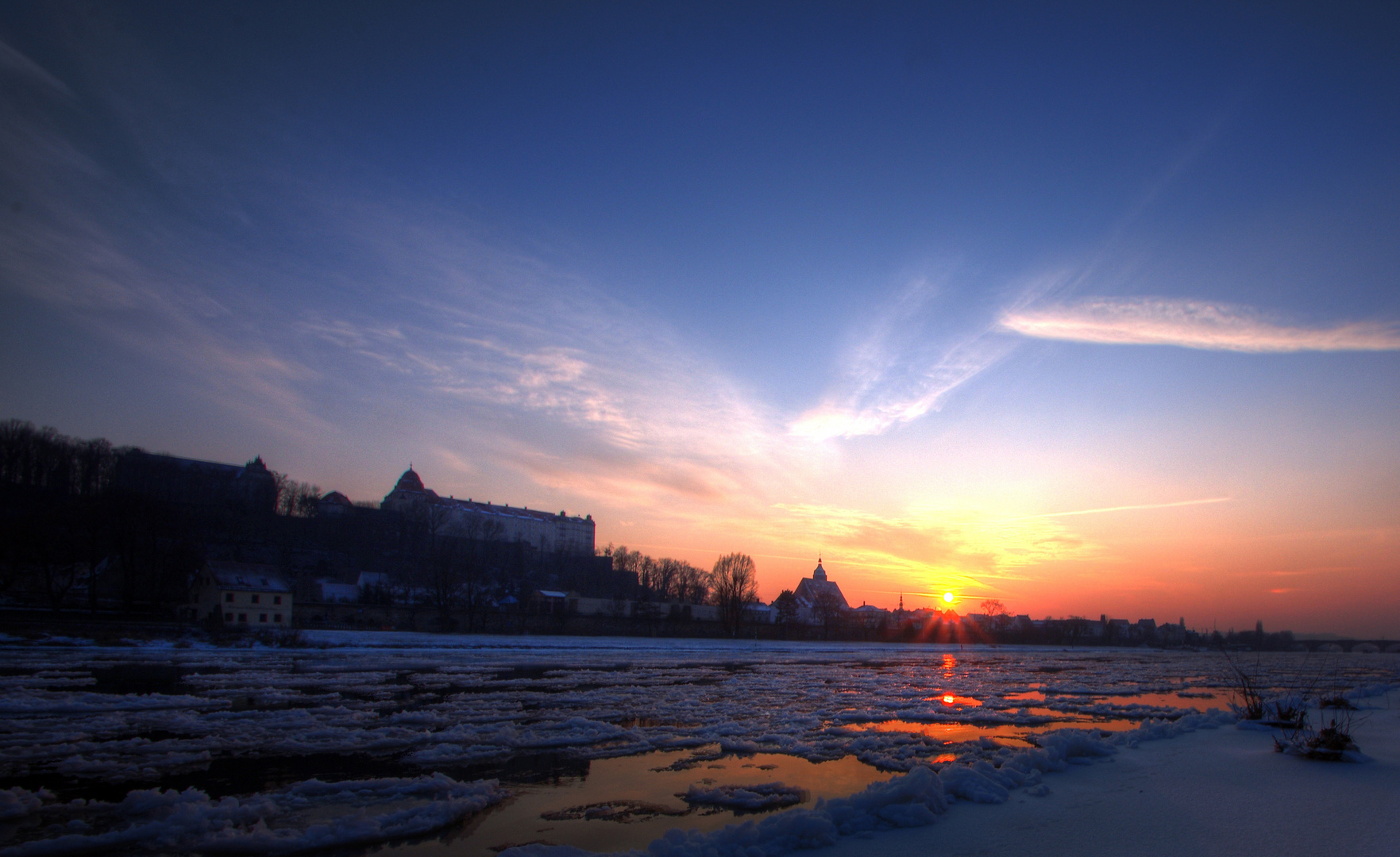 Pirna an der Elbe im Winter , bei Sonnenuntergang