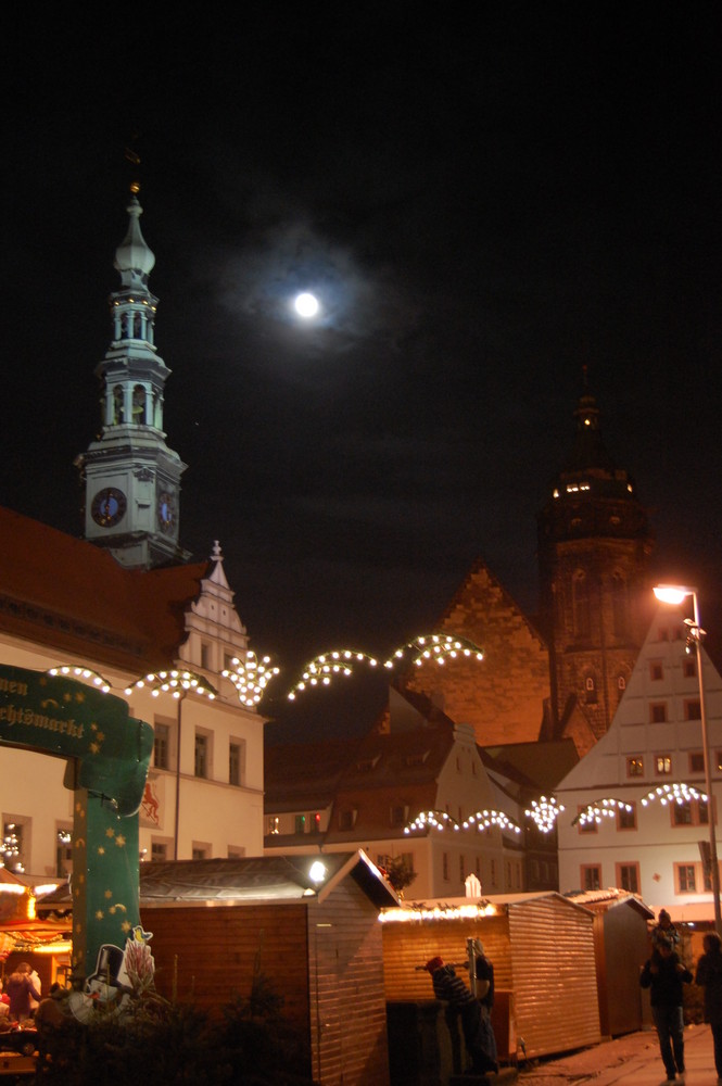 Pirnaer Weihnachstmarkt vor Kirche, Rathaus und Canalettohaus