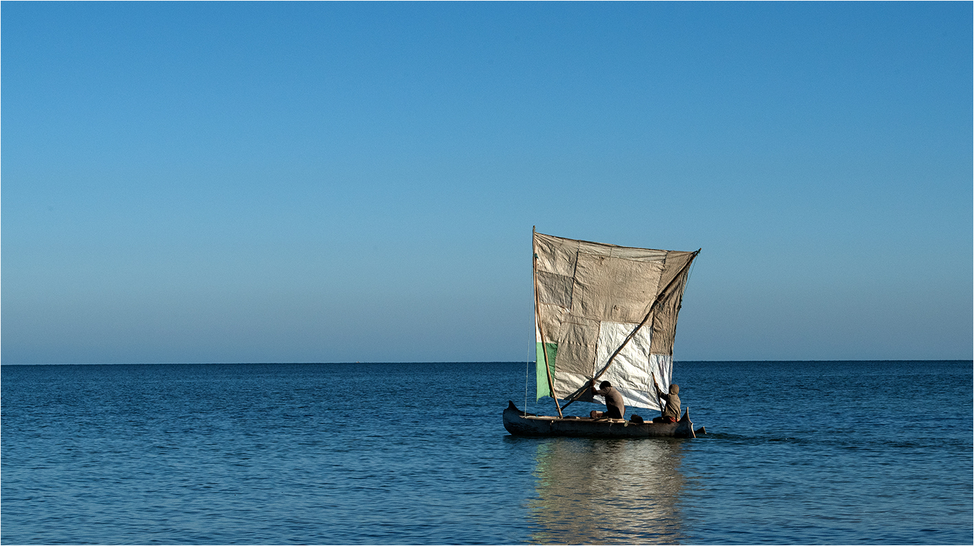 Piroge in der Straße von Mosambik / Madagaskar