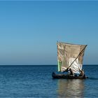 Piroge in der Straße von Mosambik / Madagaskar