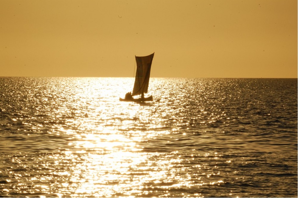 pirogue au coucher de soleil (ifaty) madagascar