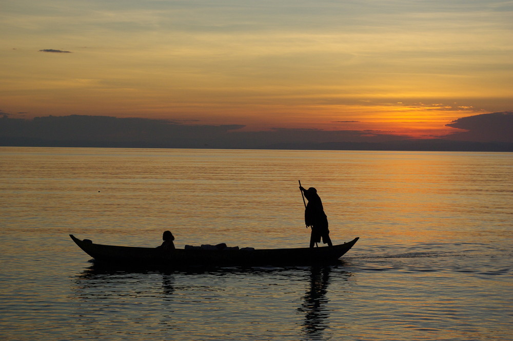 Pirogue au coucher du soleil