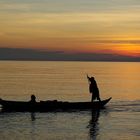 Pirogue au coucher du soleil