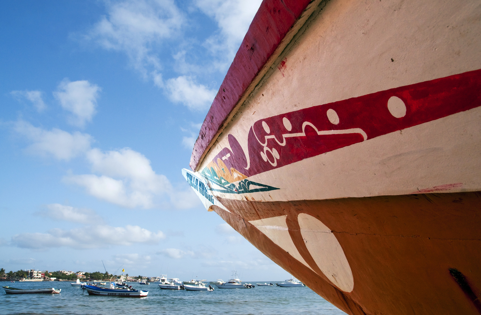 Pirogue de pêche haute-en-couleurs