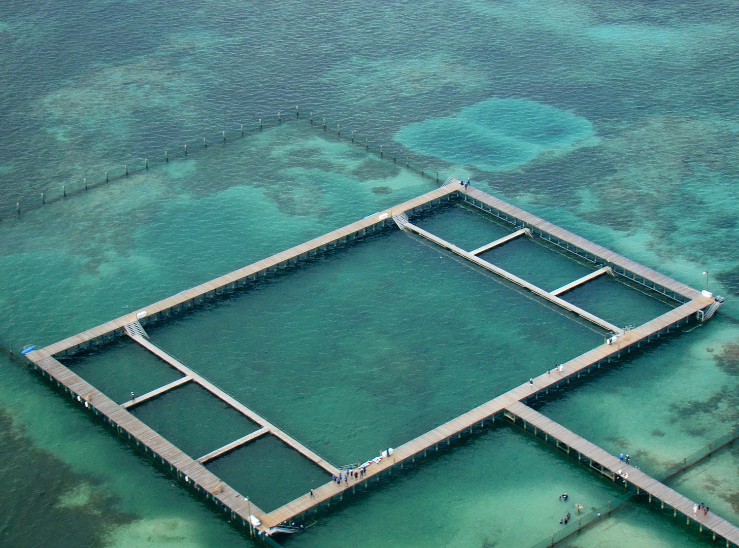 Piscina dentro del mar