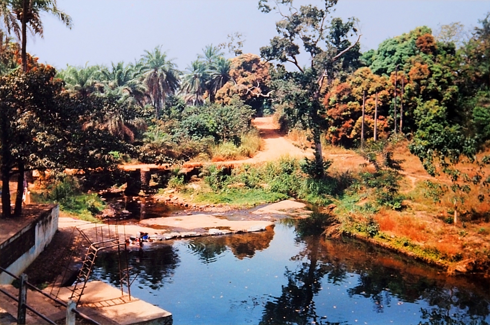 Piscine aménagée dans une rivière près de Kindia