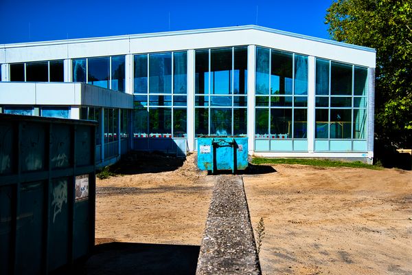 Piscine en réparation coloré