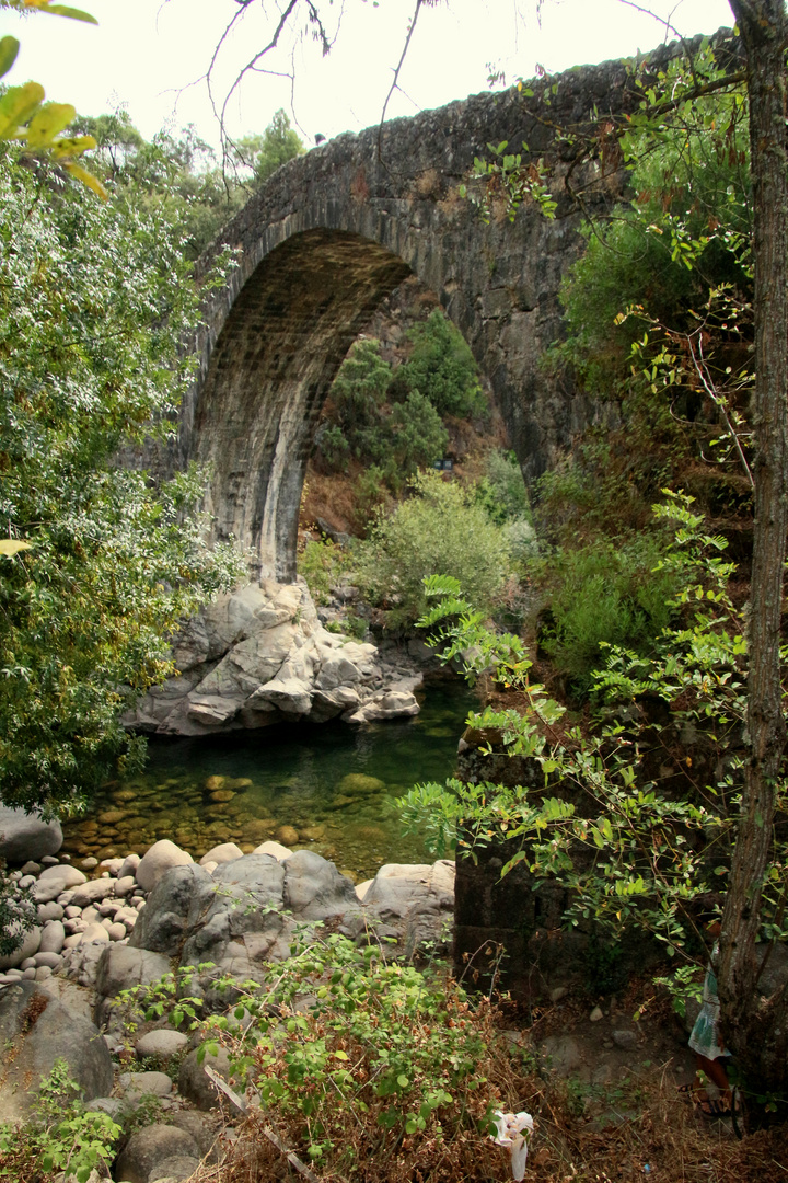 Piscine naturelle sous un pont romain dans le valle de Jerte