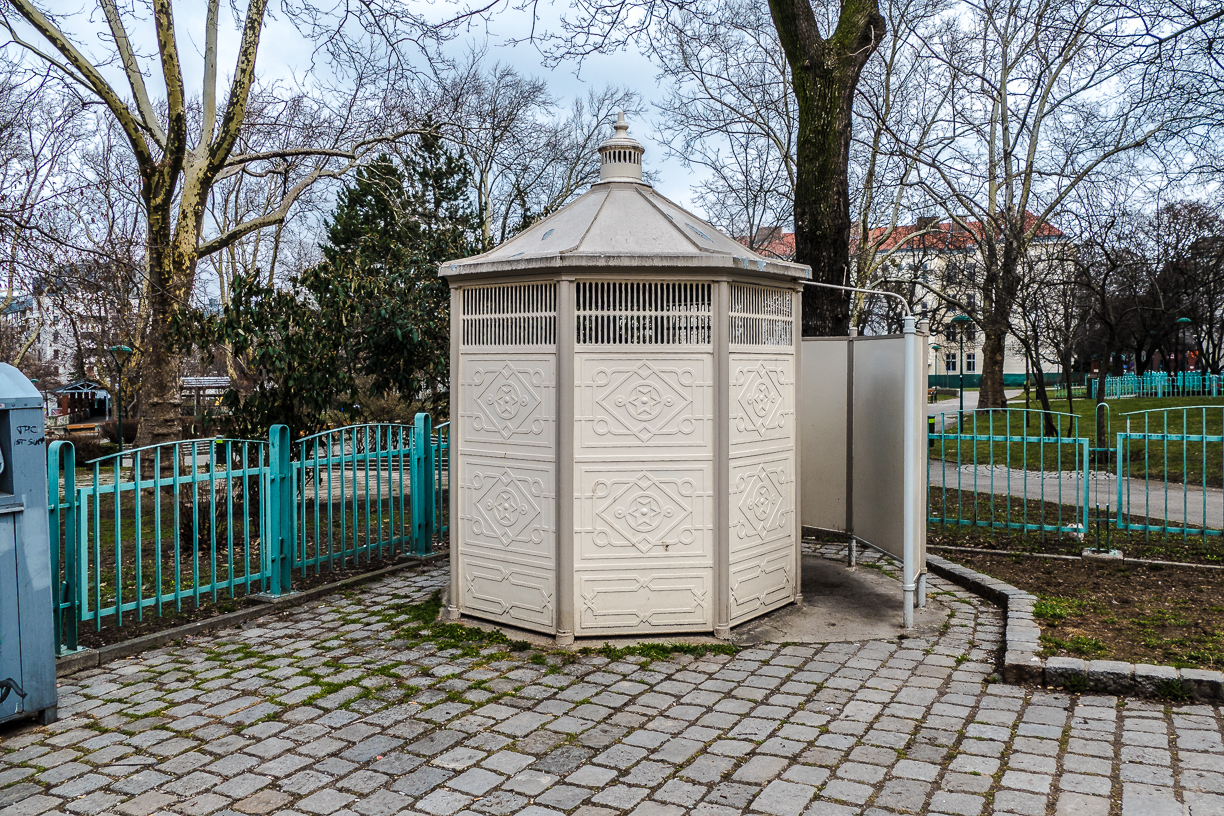 Pissoir Aßmayergasse/Karl-Löwe-Gasse