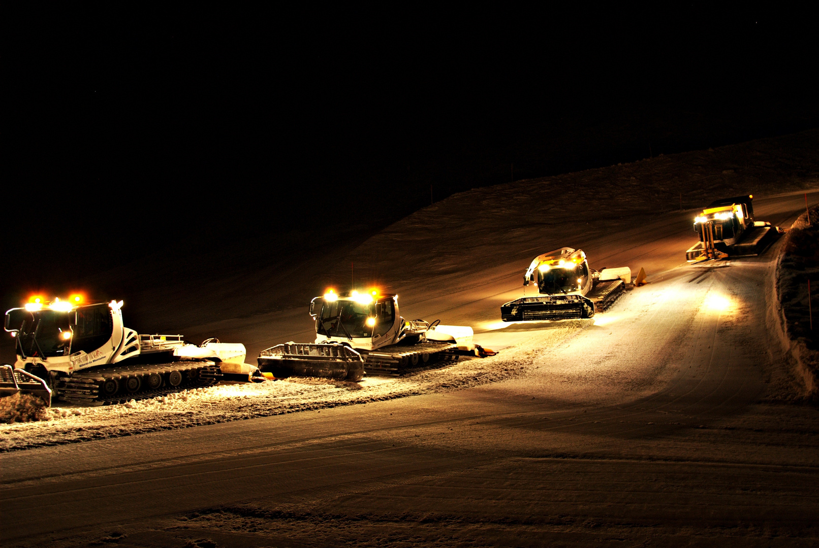 Piste bei Nacht