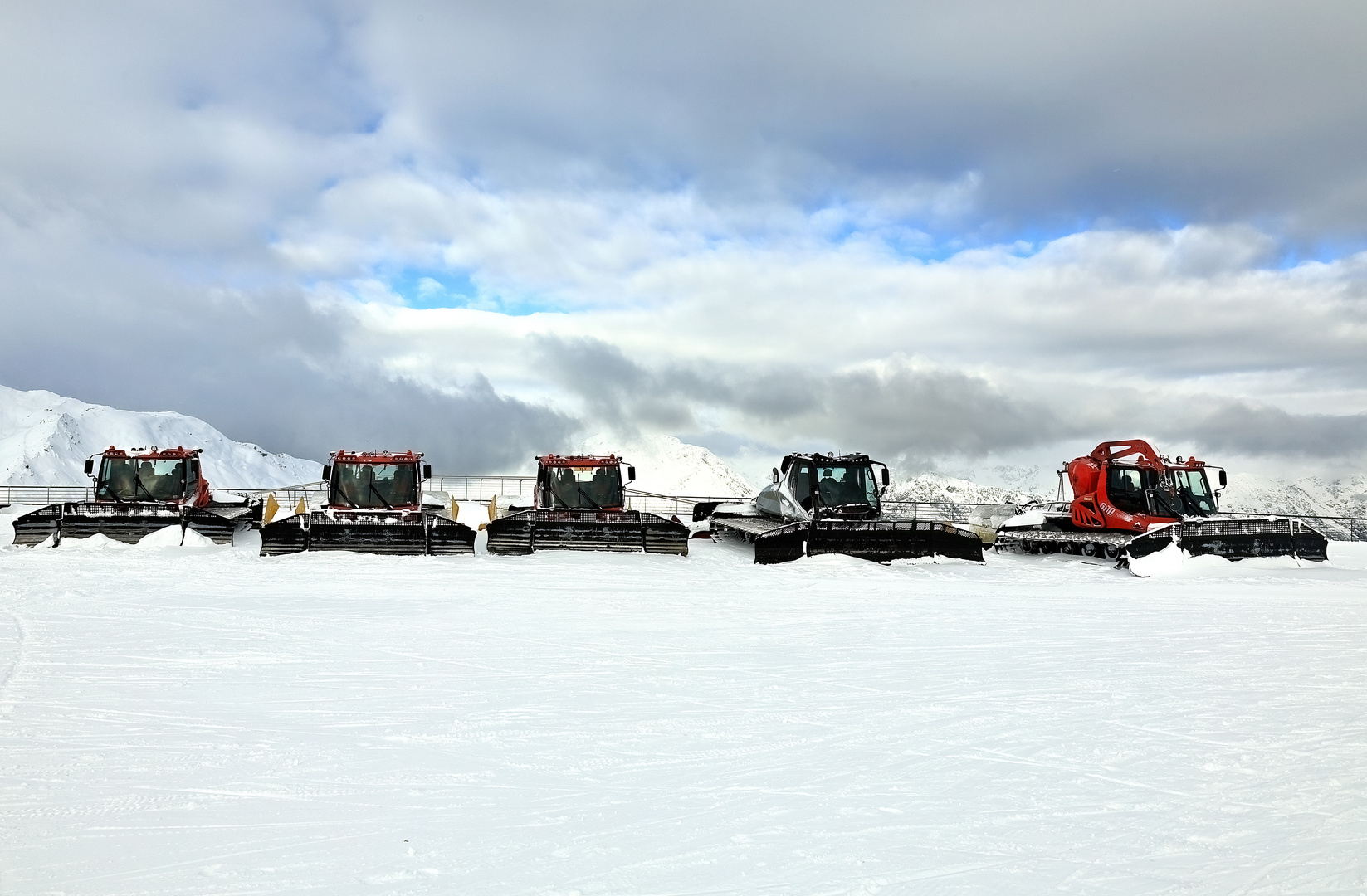 Pistenbully-Parade Schönjoch in Fiss/Tirol