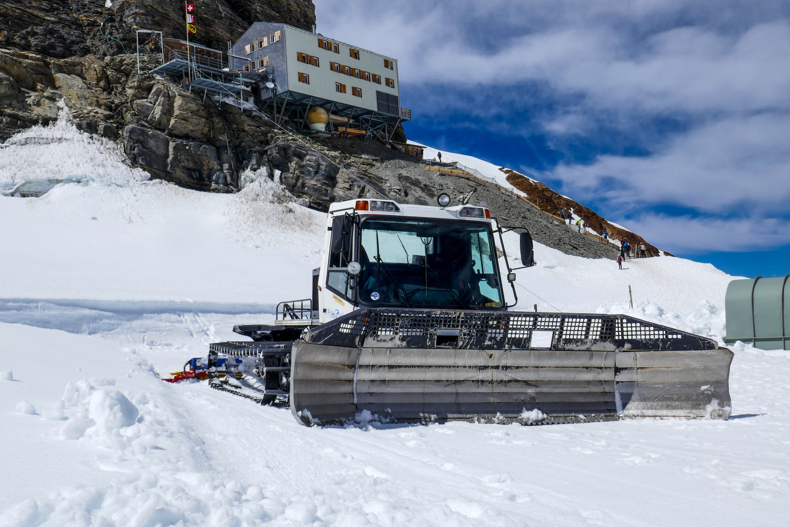 Pistenbully vor der Mönchsjochhütte